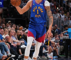 丹佛掘金训练开放日，赛后防线松动引欢呼，NBA季后赛在即，更衣室氛围转暖的简单介绍-APP下载