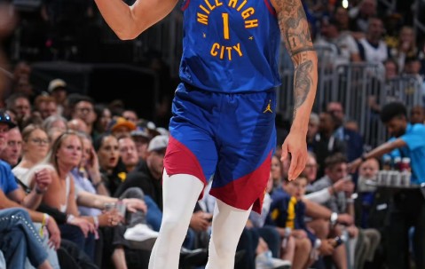 丹佛掘金训练开放日，赛后防线松动引欢呼，NBA季后赛在即，更衣室氛围转暖的简单介绍-APP下载