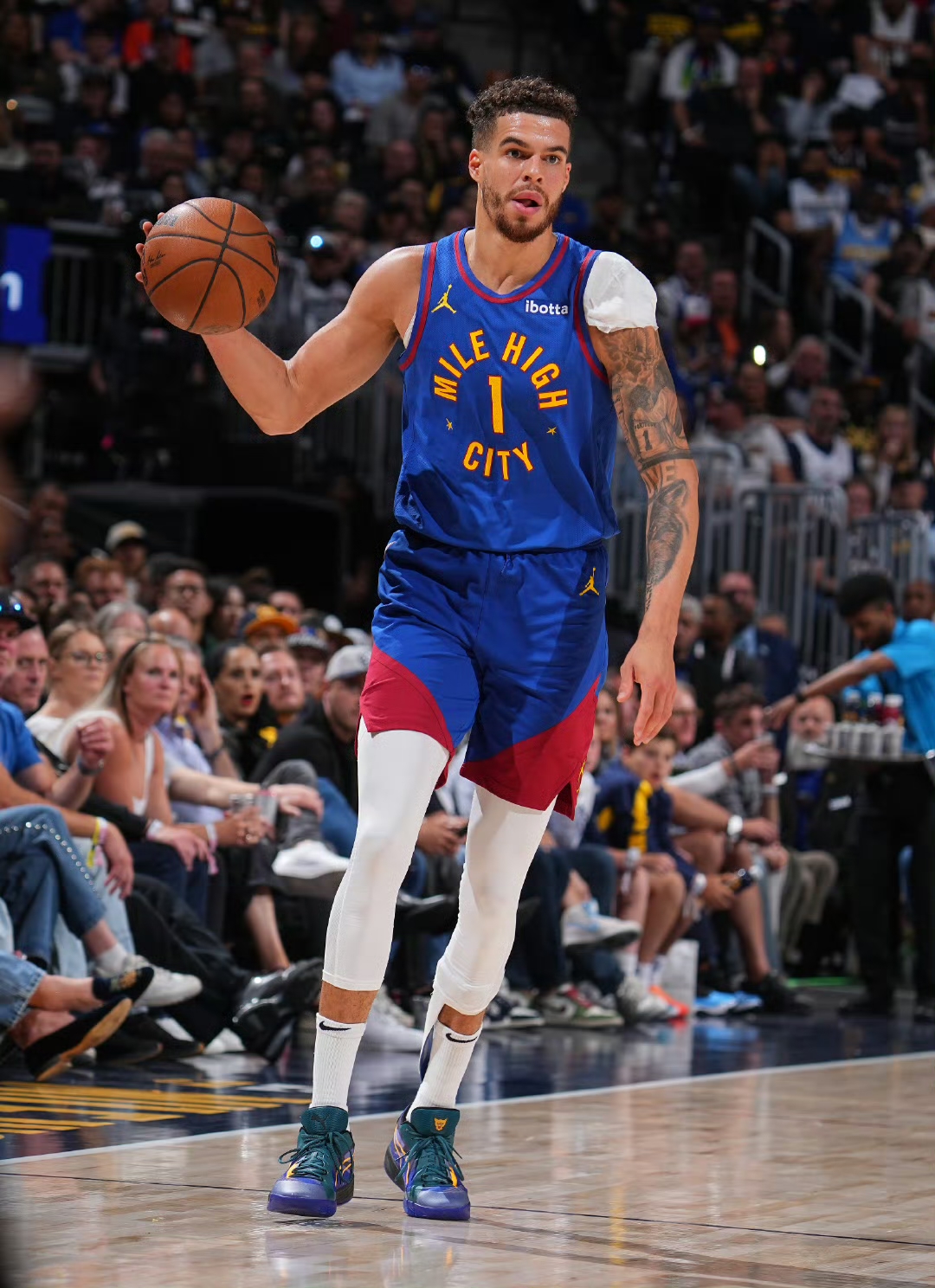 丹佛掘金训练开放日，赛后防线松动引欢呼，NBA季后赛在即，更衣室氛围转暖的简单介绍